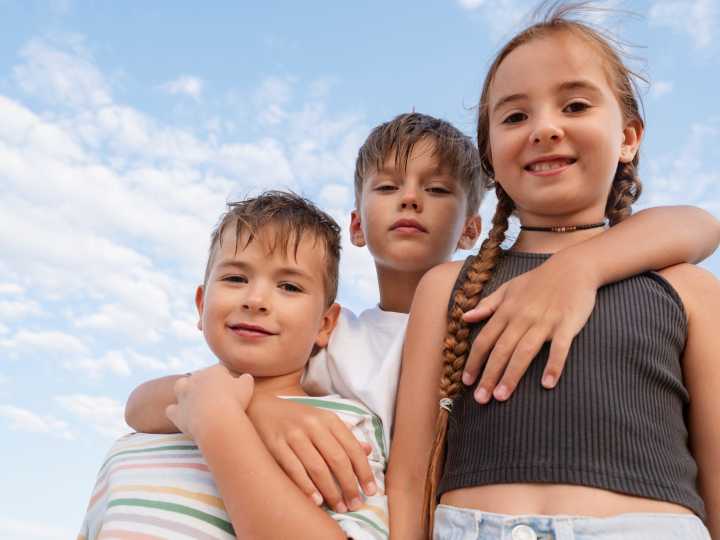 Día Mundial del Hijo del Medio: por qué son considerados "mejores personas" que sus hermanos, según un estudio