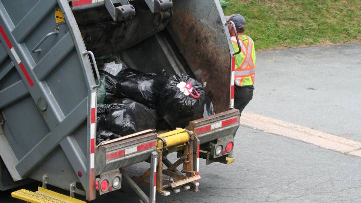 Dos hospitalizados tras colisión con camión de basura en Providence, Rhode Island