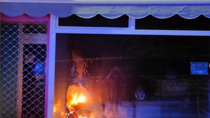 Arde el escaparate de una tienda ubicada en el centro de Cuenca