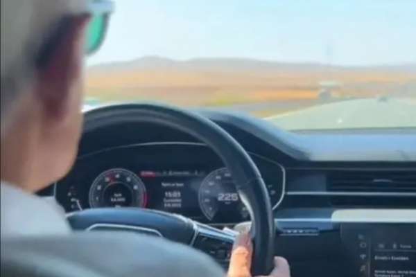 El ministro de Transporte de Turquía, multado por grabarse conduciendo a 255 kilómetros por hora