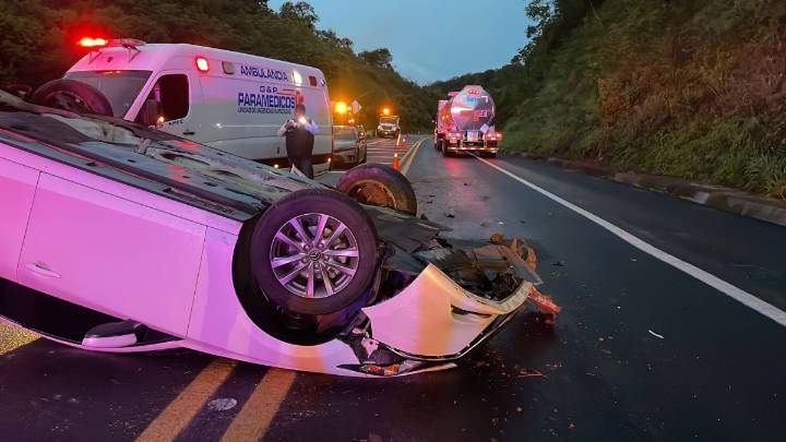 UN LESIONADO EN CHOQUE Y VOLCADURA DE UN MAZDA