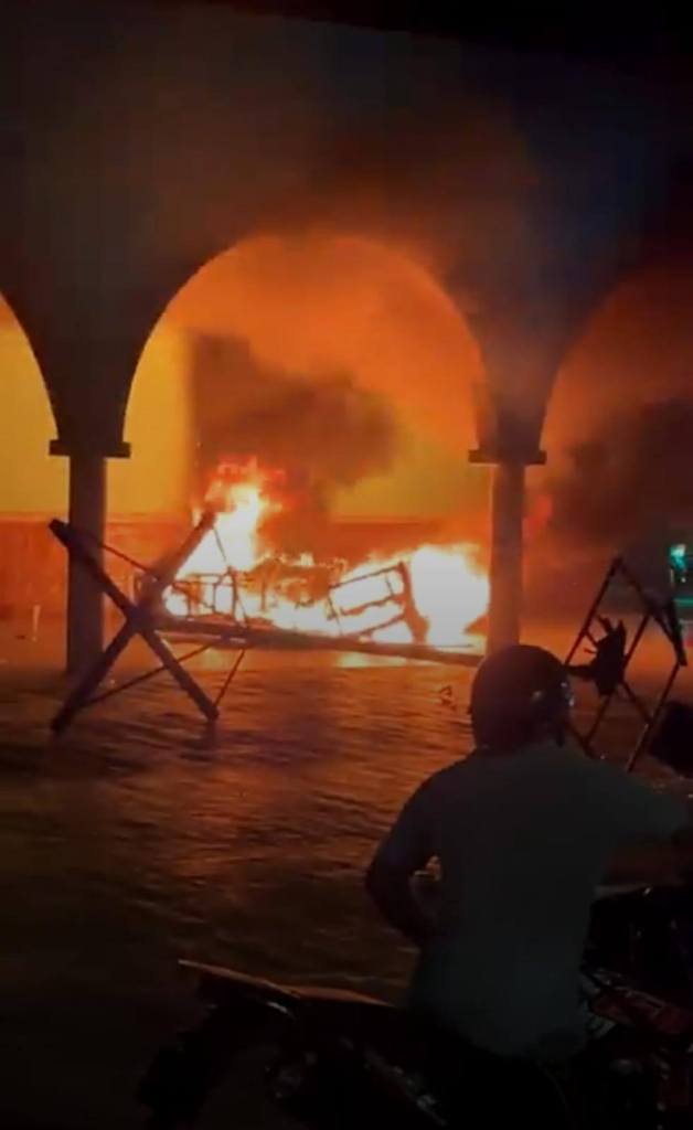 Incendian Ayuntamiento de Tzucacab por muerte de un joven en prisión