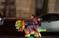 Mujer pasea en dinosaurio motorizado por calles de la CDMX