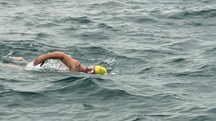El nadador poblano Abraham Jauli logró cruzar el Canal de la Mancha en 17 horas y 13 minutos