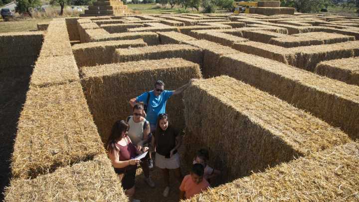 Un 'escape room' en un laberinto de 400 balas de paja, la "atracción" de un pueblo rural de Lleida