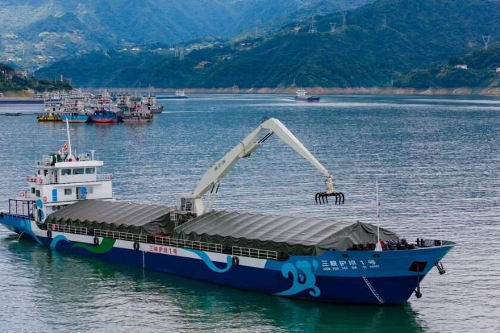 Una "roomba" para limpiar ríos: el barco que la presa de las Tres Gargantas ha puesto en marcha en China