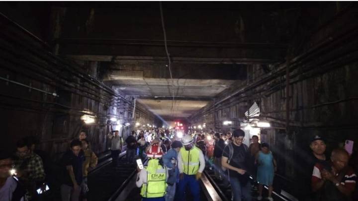 Caminan usuarios por vías durante desalojo de tren del Metro en Línea 2 VIDEOS