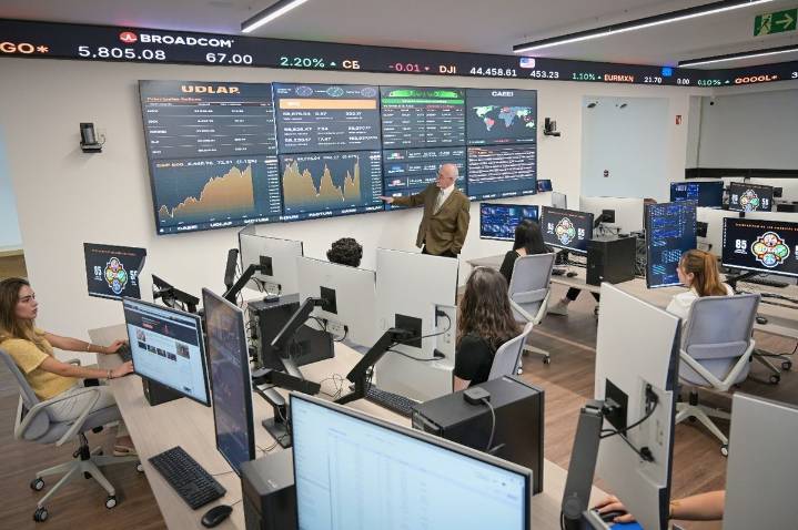 Fue inaugurado el CAEEI, primer centro financiero universitario de realidad inmersiva en Latam, impulsado por la UDLAP