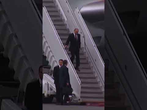 B-2 Bomber and Fighter Jets Fly Over Trump and Putin on Alaska Tarmac #shorts