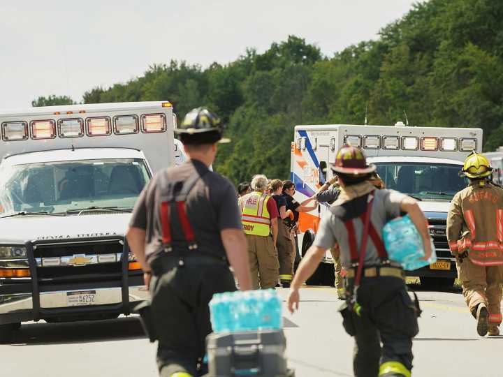 Trágico accidente de un bus turístico en el norte de Nueva York deja al menos cinco muertos y decenas de heridos