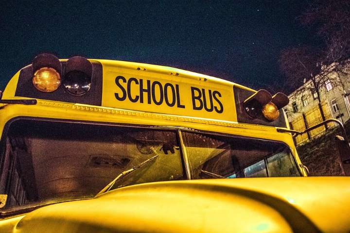 Autobús escolar de Cleveland ISD se vuelca en una zanja en la FM 1010