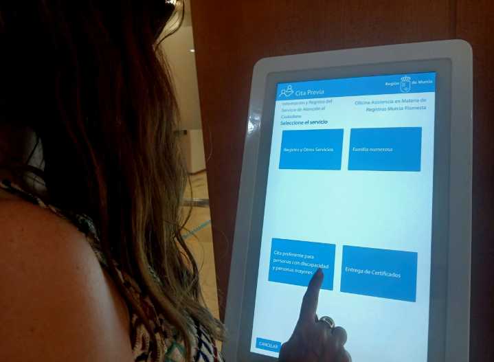 Región | Las personas mayores y con discapacidad tendrán atención preferente en las gestiones burocráticas de la Comunidad