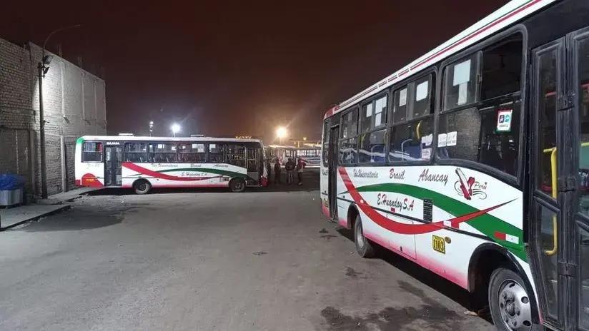 Horror en Carabayllo: delincuentes lanzaron explosivo contra bus de transporte público [VIDEO]