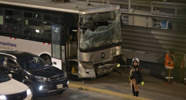 Metropolitano: Hospital Casimiro Ulloa atiende a 24 heridos del triple choque de buses en Surquillo 