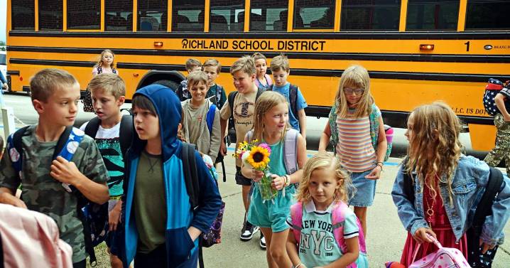 Richland Elementary faculty, staff welcome students for first day of classes in new school year