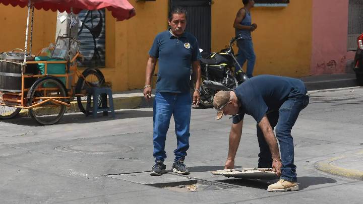 Falta de luz y registro peligroso ponen en alerta a vecinos de la calle Agustín Melgar en la colonia Barrio Nuevo