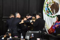 Agrede a golpes 'Alito' Moreno a Fernández Noroña en el Senado