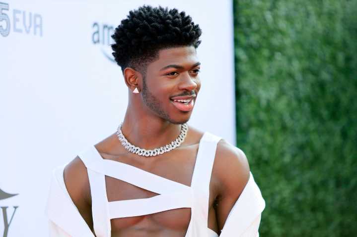 Lil Nas X sale de prisión y asegura que "fue aterrador" pero que "todo estará bien"