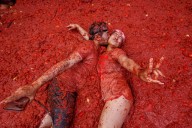 Miles de personas se lanzan toneladas de tomates en la “Tomatina” en España