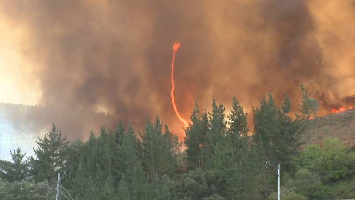 Imágenes impactantes: Un incendio de Lugo provoca un violento tornado de fuego