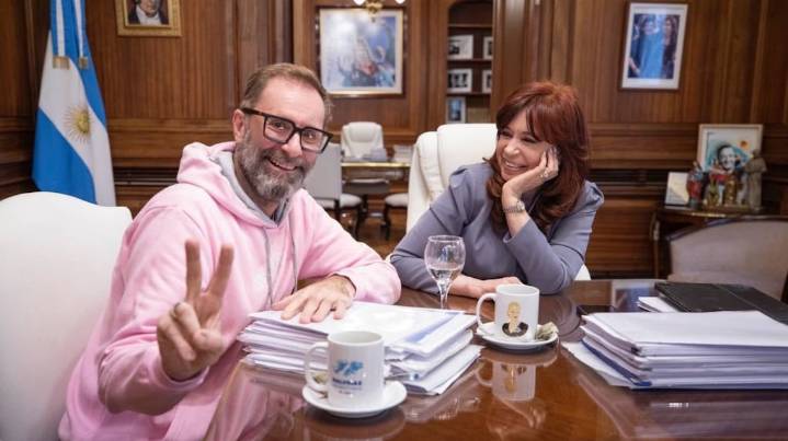 La historia del cura que dice haber recibido un mensaje de Francisco y le pidió a León XIV que no viaje a la Argentina
