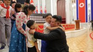Kim Jong-un alaba el heroísmo de sus soldados en una ceremonia por los caídos en Ucrania, una rara admisión de pérdidas militares
