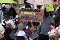 «¡QUEREMOS medicinas!», exigen a Sheinbaum frente a Palacio Nacional