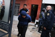 AUDIO y VIDEO. “Nos pusieron en onda Bukele”: hinchas de la U denuncian trato vejatorio de la policía durante su detención en Argentina