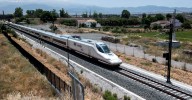 Un incendio en la línea ferroviaria Madrid-Andalucía y afecta a un AVE con destino Granada