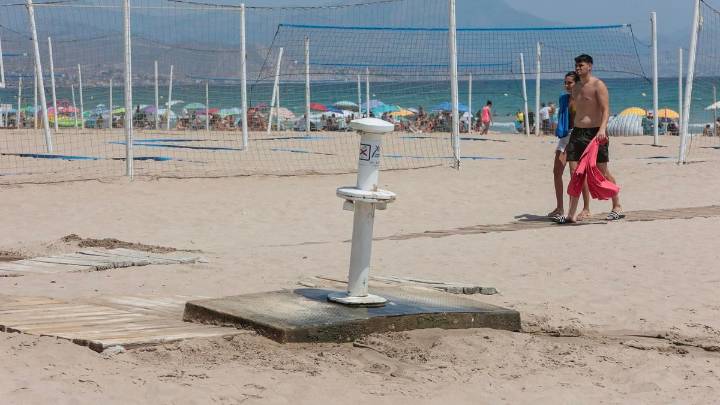 Lavapiés disuasorios en la playa de San Juan