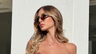 Romina Malaspina arrancó el verano desde su casa en microbikini mocha mousse con cadenas doradas