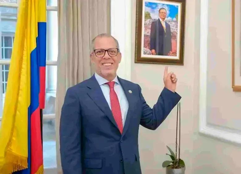 Por licitación en pasaportes, Procuraduría suspende a Alfredo Saade por tres meses