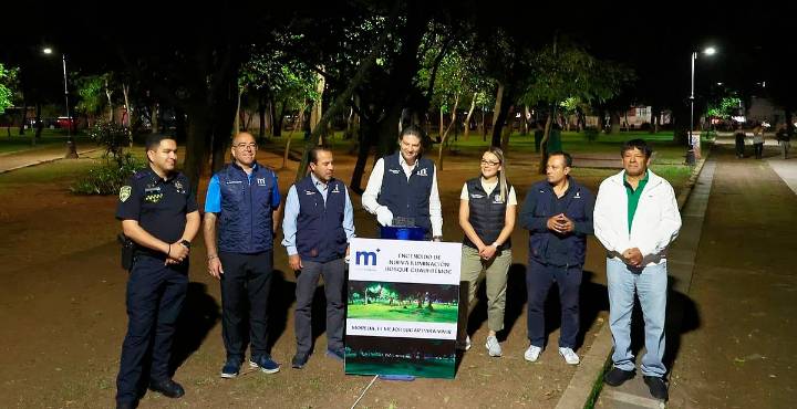 Brilla el bosque Cuauhtémoc con nueva iluminación; Alfonso realiza encendido