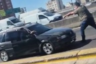 Insólito: un policía discutió con un conductor, se bajó de su auto y le apuntó con un arma