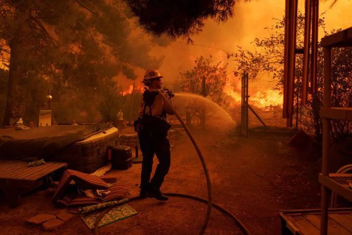 Incendio forestal arrasa las montañas al norte de Los Ángeles 