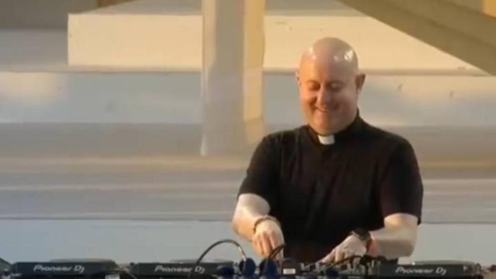 El padre Guilherme, el cura DJ, triunfa en el Medusa Festival de Cullera, en Valencia