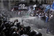 De nuevo reprimen con violencia protesta de jubilados en Argentina