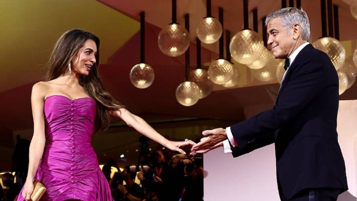 George Clooney finalmente apareció en la alfombra roja de Venecia junto a su mujer