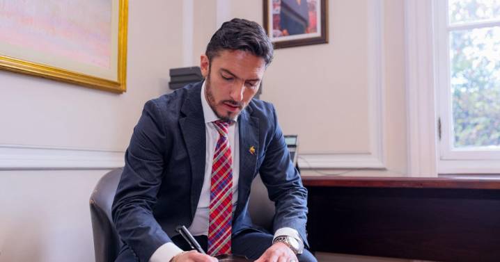 El politólogo y exactor porno Juan Florián asumió como ministro de la Igualdad