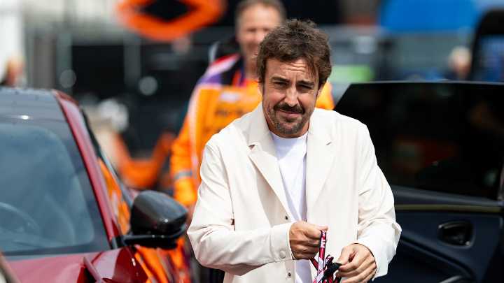 La sonrisa que se le escapa a Alonso cuando le preguntan por el tiempo de Zandvoort: "Llueve..."