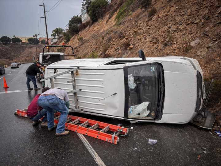 Otro accidente por la lluvia: Camión de carga se vuelca en bulevar Fundadores