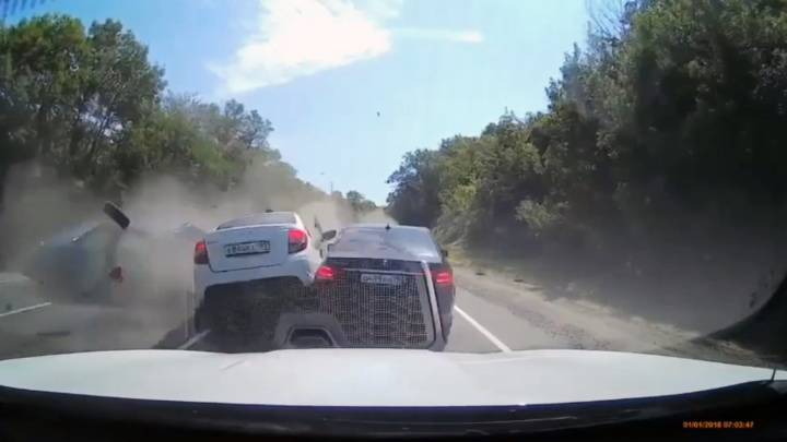Horror moment BMW crashes head-on into traffic after idiot van driver’s U