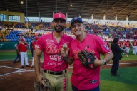 Alcalde Marco Bonilla lanza primera bola y va por el triunfo de Chihuahua