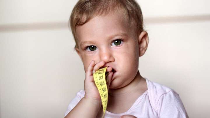 Ni la comida ni el descanso: el factor nº1 que determinará la estatura de tu bebé, según los pediatras españoles