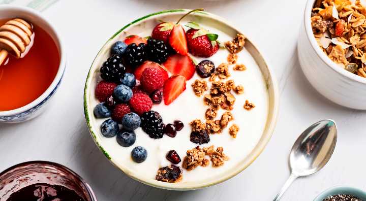 Alertan sobre famosa marca de yogurt porque se está vendiendo vencido en el mercado