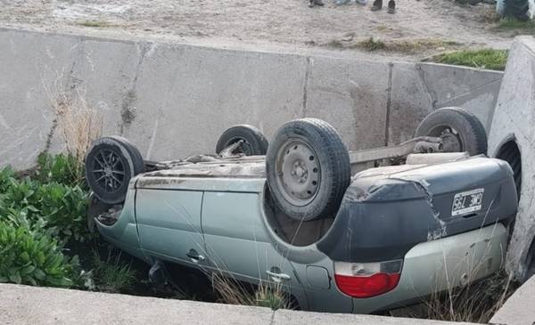 Auto volcó en un desagüe y su conductora sufrió algunos golpes