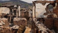 Abandonar tu casa o defenderla de los incendios: el doble riesgo de quedarse