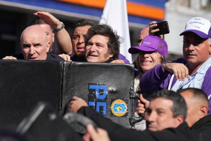 VIDEO: Javier Milei atacado con piedras en acto de campaña en Argentina