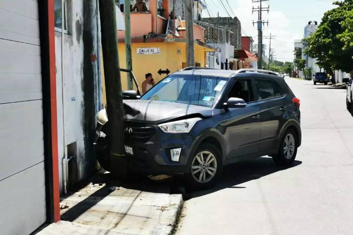 Accidente en avenida de Ciudad del Carmen deja daños materiales y alarma vecinal