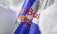 Proponen prohibir venta de bebidas energizantes a menores; sanciones superarían 1.3 millones de pesos